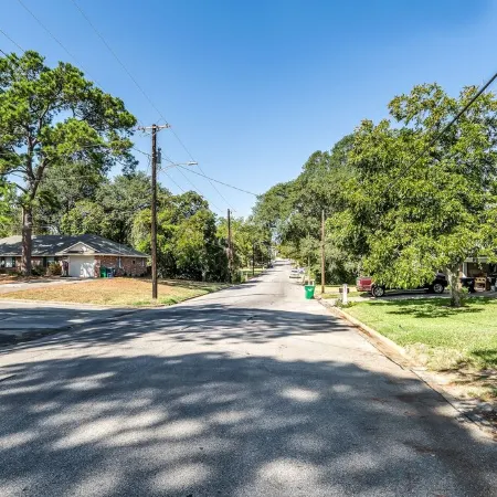 The Green Emerald Close to Down Town Brenham