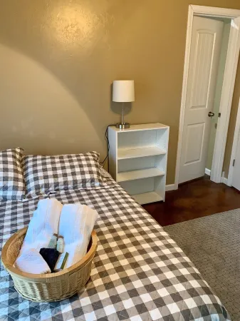 OSU Fan Headquarters- 4 blocks from the Strip, 8 blocks to Campus.