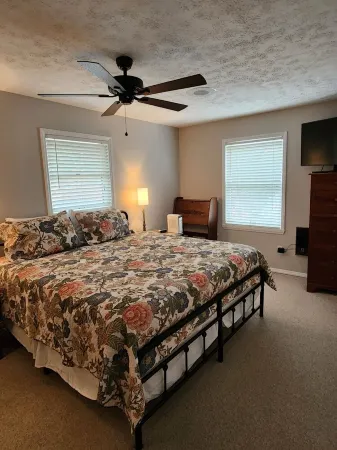 Charming 2-bedroom house on the river with resort amenities, plus golf course!!!