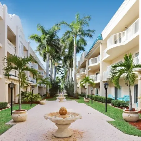 Palm Bay Club!!! Resort Living on Siesta Key!!! Beach to Bay!!!