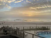 Oceanfront Studio - “also can’t get closer to the beach” View, comfy and clean!