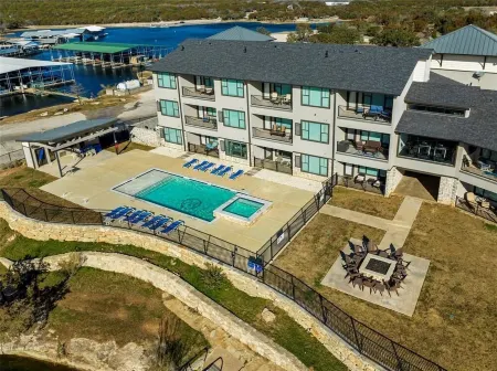 New! First Floor Pool Side PK Lake Luxury Condo - Hot Tub, FirePit, Gym, Laundry