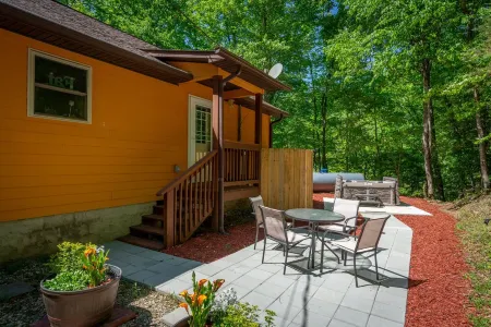 10 minutes to Casino with hot tub!