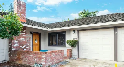 Spacious & Classy 4BR Los Gatos Villa: Jetted Tub & Foozball Tennis Anywhere附近的飯店