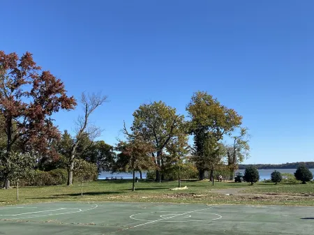 Quantico Bungalow Marine Graduations FBI HQ Marines Potomac River Getaway Отели рядом с достопримечательностью «Квантико Паркинг Лот»