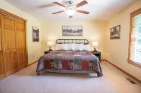 Redbud Retreat ~ Rustic family friendly cabin with New Hot Tub in Townsend!