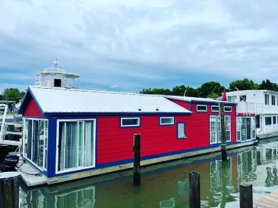Chesapeake Houseboat Getaway on Kent Island, Maryland