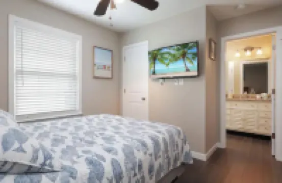 Private bkyd w/tiki Bar, Linens + towels included, Walk to beach. 4 beach badges