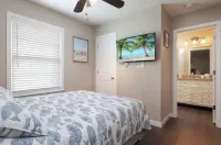 Private bkyd w/tiki Bar, Linens + towels included, Walk to beach. 4 beach badges