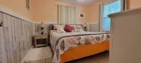 Cozy Beach Cottage 2 blocks to beach near entertainment food & Fun, screen porch Hotels in Saint George Island
