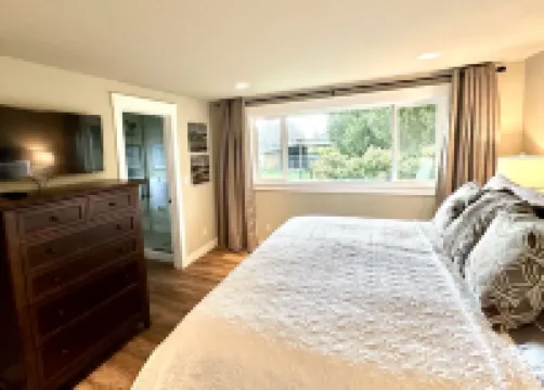 Newly Renovated 4 Bedroom, Quiet Country Home on 5 Acres in Edgewood, Sleeps 8 에지우드 호텔