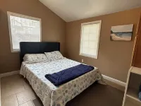 Gun Lake Cute Little Cottage Steps from Beach w Boat Slip. Hotels in Barry County