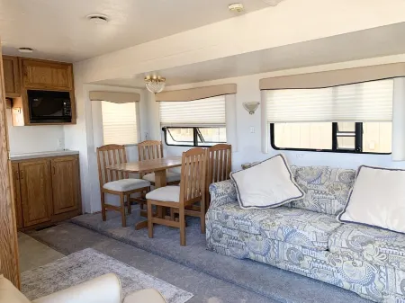Spacious, Private, and Affordable RV Отели в г. Квартц Хилл