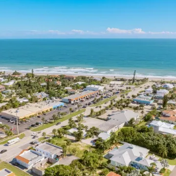 Beautiful downtown Melbourne Beach renovated apartment one block from the beach!