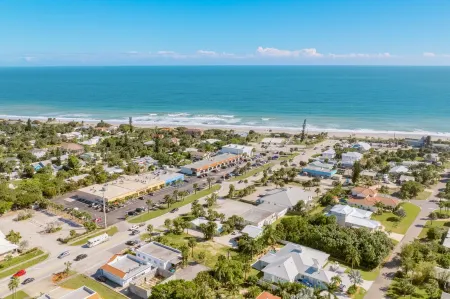 Beautiful downtown Melbourne Beach renovated apartment one block from the beach!