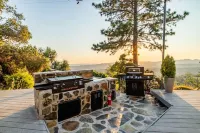 Breathtaking Hilltop Views - Spa, Sauna & Fire Pit - 4성급