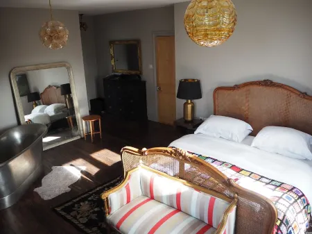 Girt Farm is a beautifully restored and stylishly decorated 18th Century house