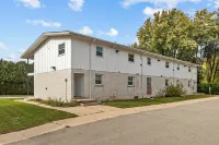 King bed 2BR Suite in the Heart of Appleton