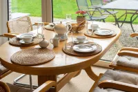 Cozy semi-detached house with fireplace and beautiful garden to relax. 할레지엘 호텔