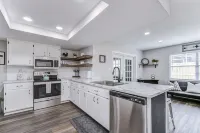 Bright & Beautiful 3/2 house close to Beaches & Fun