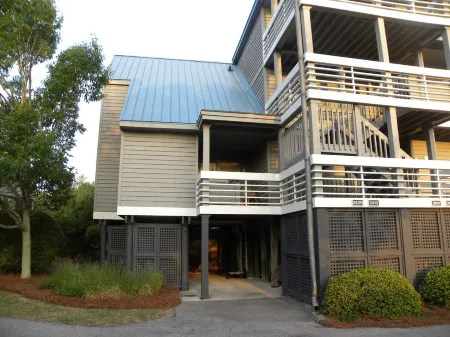 Great Rates!  Screen Porch!  Pool Just Steps Away! Отели рядом с достопримечательностью «Seabrook Beach»