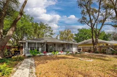 Newley Remodeled and Furnished, Cozy House 5 Minutes From Downtown!