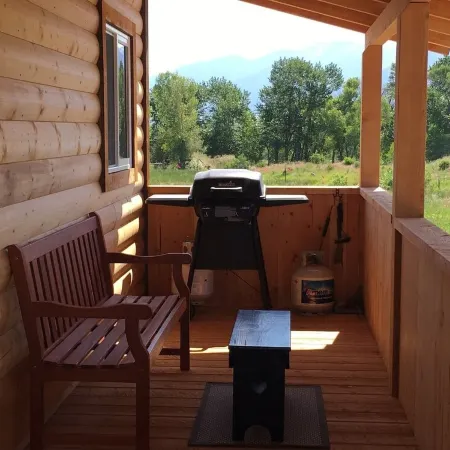 River Rest Luxury Cabin - The Ruby. Beautiful River and Mountain Views!!