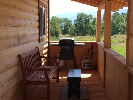 River Rest Luxury Cabin - The Ruby. Beautiful River and Mountain Views!!