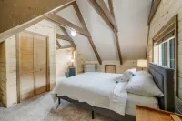 Welcome to Lemon Lodge! Relax and unwind in this private and secluded cabin.