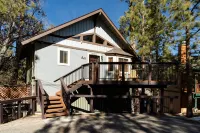 Hot tub, bbq, 2 fireplaces, 5 mins to slopes & lake