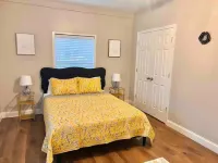 Cozy & Private home w/ in-ground pool 웰스턴 공원 주변 호텔