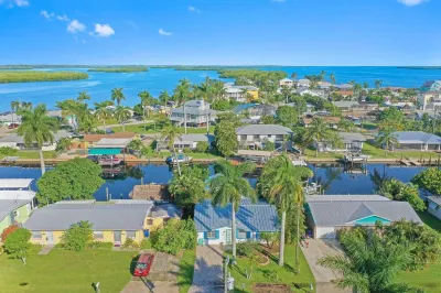 Waterfront cottage in Matlacha, FL -<br>Unavailable at this time due to Hurr Ian.🌴 Hotels in der Nähe von Bat House Park