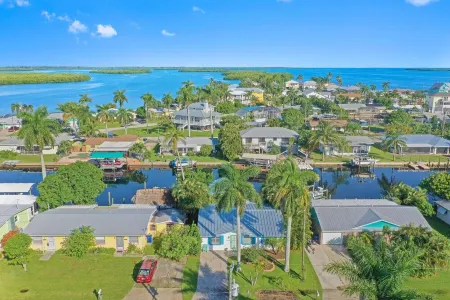 Waterfront cottage in Matlacha, FL -<br>Unavailable at this time due to Hurr Ian.🌴 Отели в г. Matlacha