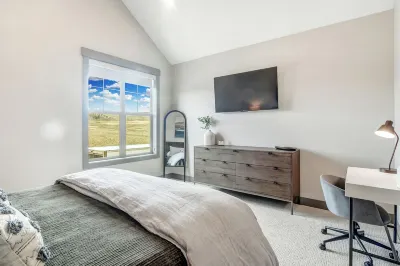 Modern and Luxurious, Spacious home w/ private hot tub + mountain views Hotels near Granby Library