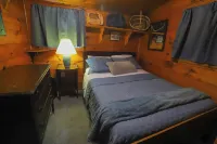 LAKE FRONT: Cozy 4-bedroom lake CAMP with WiFi and an outdoor firepit!
