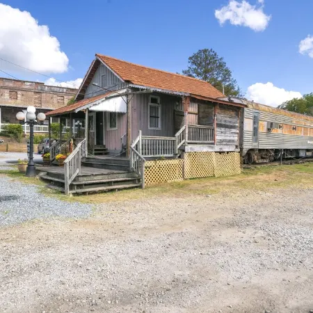 Cozy 4BR Cottage in Downtown Warm Springs