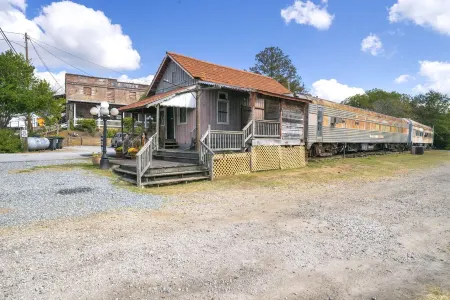 Cozy 4BR Cottage in Downtown Warm Springs Отели в г. Уорм Спрингс