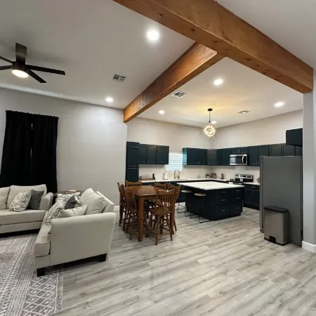 The Mustard Seed Cottage-Charming 3-BR Craftsman conveniently located downtown!