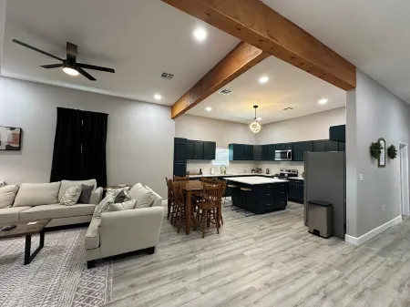 The Mustard Seed Cottage-Charming 3-BR Craftsman conveniently located downtown! Отели рядом с достопримечательностью «Rogers School of Engineering and Computer Science»