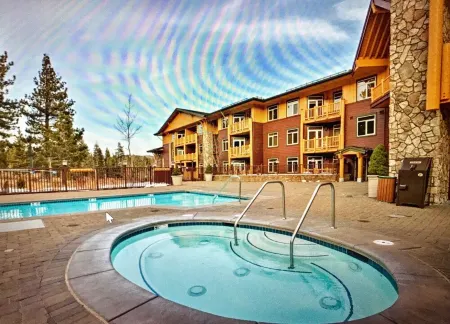 STAY SLOPESIDE  5 Star Luxury!  True Winter Ski In & Ski Out Отели в г. Маммот-Лейкс