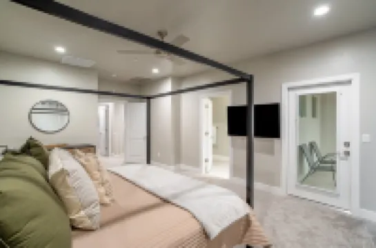 Zion Village Getaway - Pickleball & Pool & Hot Tub l Family Friendly l Sleeps 12