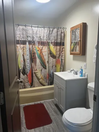 Sportsmen's Lodge at Bay Bridge Sport Shop Отели в г. Гурон