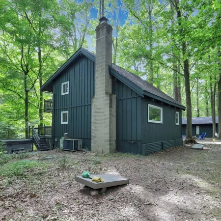 TWO CABINS in Hocking Hills! Lake, Hot tub, Horseshoes, Tetherball and More!