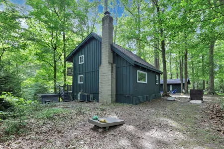 TWO CABINS in Hocking Hills! Lake, Hot tub, Horseshoes, Tetherball and More!