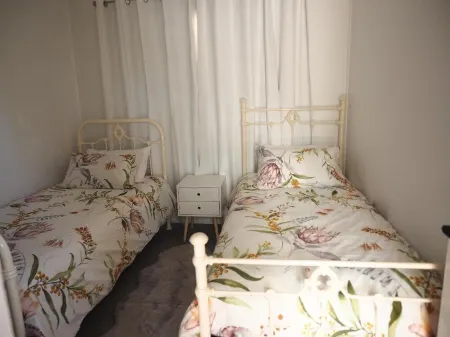 Coastal cottage, walk to surf, sand, town, cafes, bars, just north of Forster.