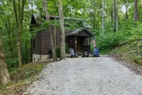 Cozy Couples Cabin! Hidden in the Woods of Hocking Hills!