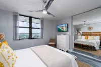 ⭐️Too Nice to Rent ~ Luxury end unit on beach with monster ocean & city views 🌊👀☀️ South Marco Beach 주변 호텔