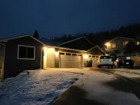 Clean Cozy Family Home near Whitworth University, park,shopping and Mt Spokane Indian Trails Shopping Center附近的飯店