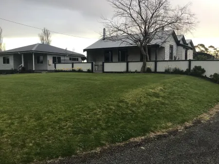 Quite cosy Cottage close to Port. Pet friendly Отели в г. Яррам