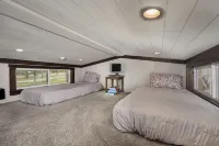 Lakeside Tiny House on the lake, in the mountains